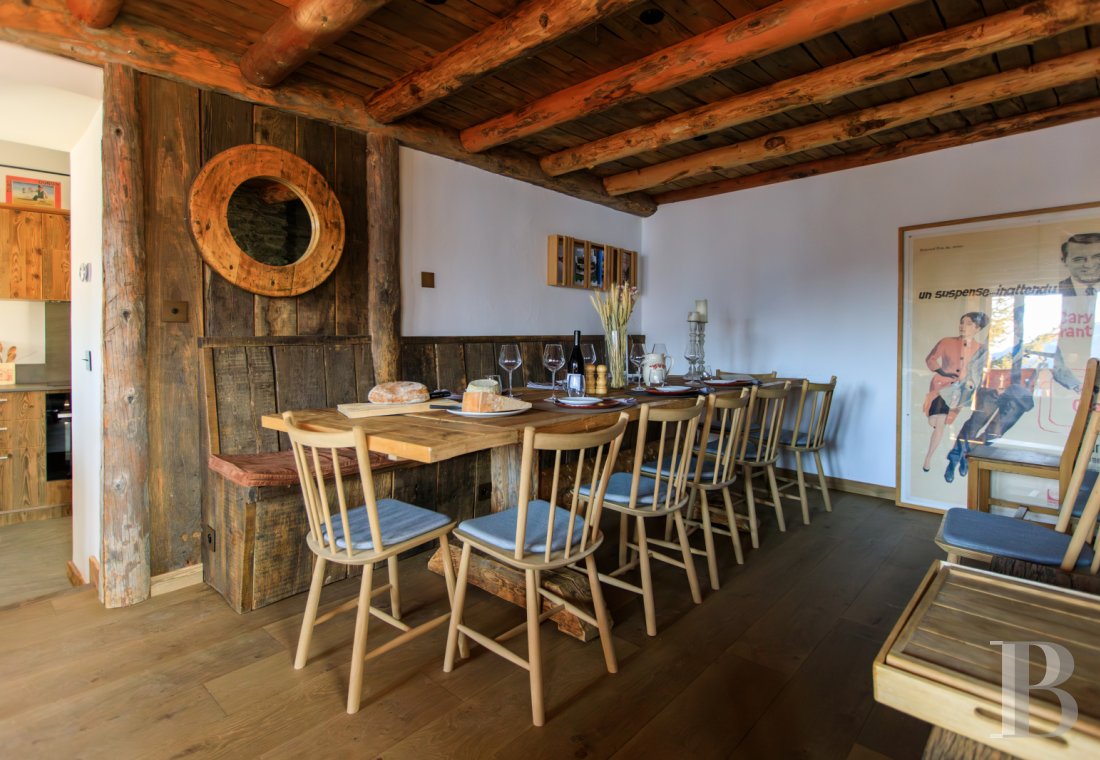 En Savoie, dans un hameau de la vallée de la Tarentaise, un grand chalet traditionnel rénové avec soin - photo  n°18
